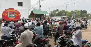 মোটরসাইকেল চালকদের দাপটে জ্বালানি নিতে পারছে না অন্য যানবাহন